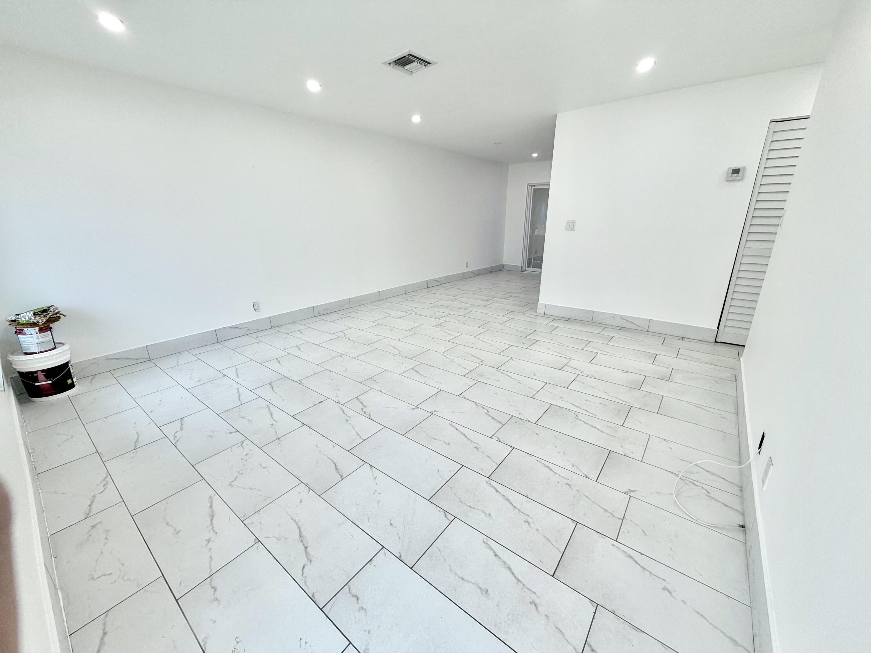 Listing photo 3 for 4655 SW 33rd Avenue Unit#2b, Fort Lauderdale, FL, 33312