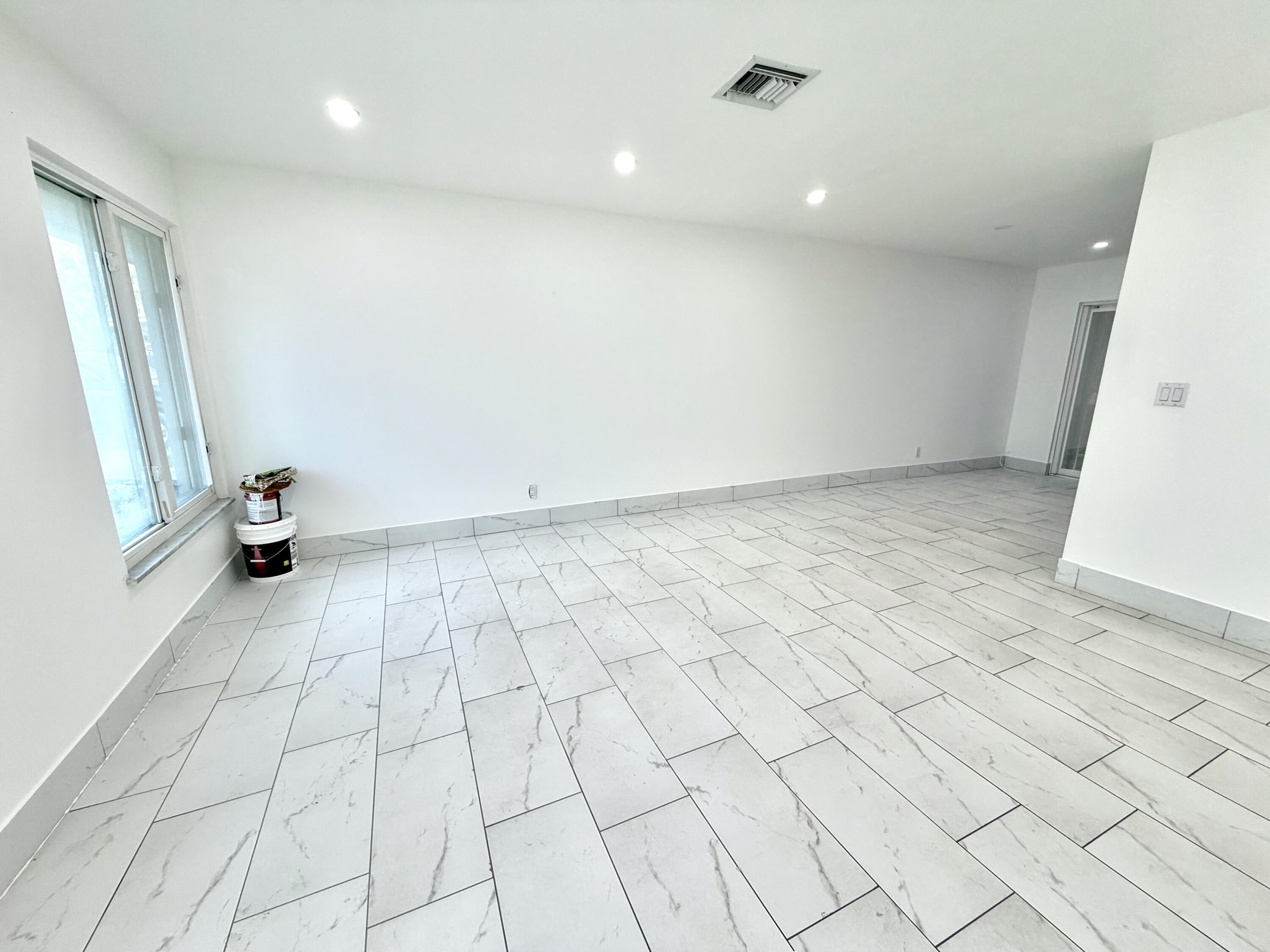 Listing photo 4 for 4655 SW 33rd Avenue Unit#2b, Fort Lauderdale, FL, 33312