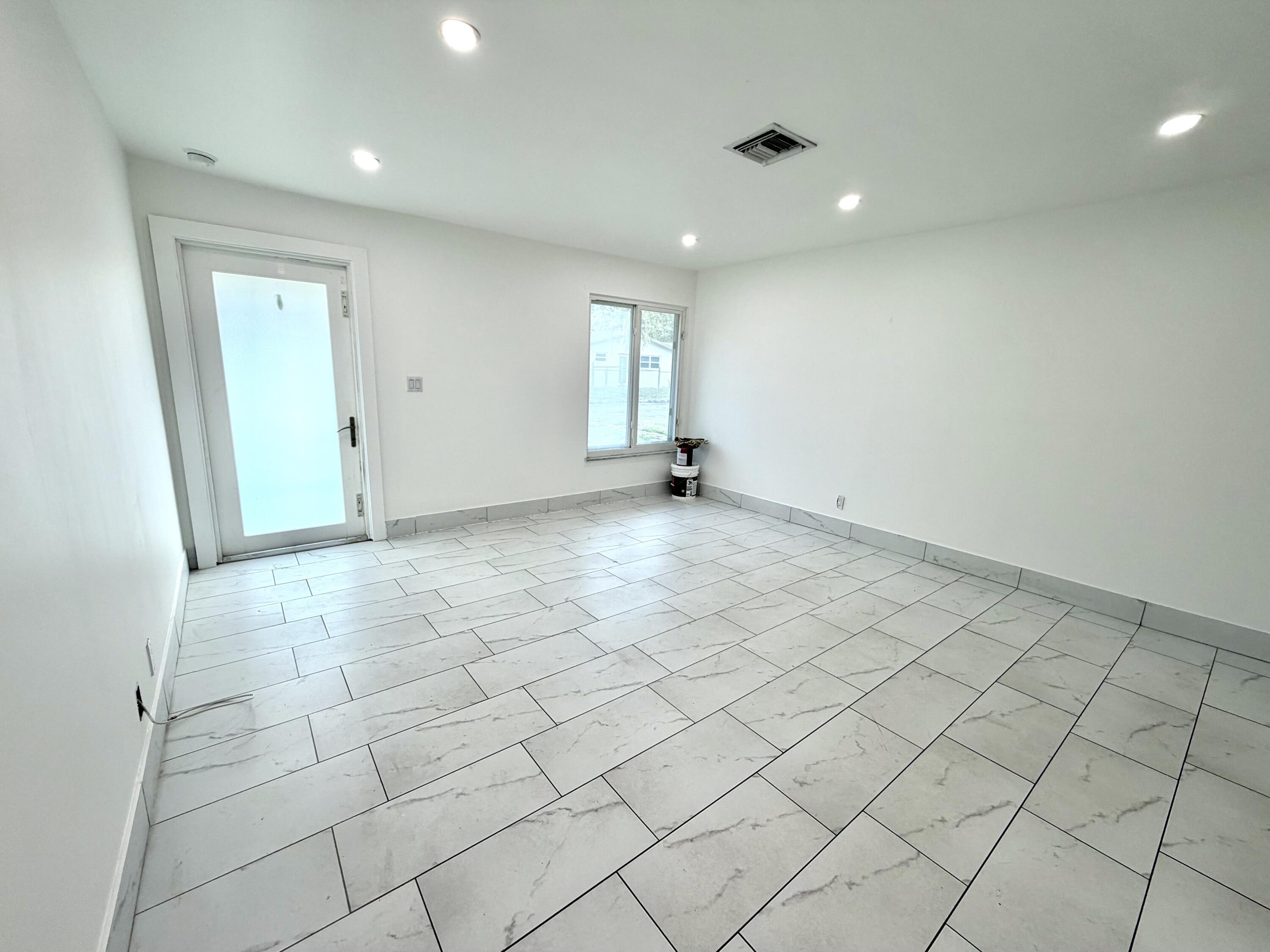 Listing photo 5 for 4655 SW 33rd Avenue Unit#2b, Fort Lauderdale, FL, 33312