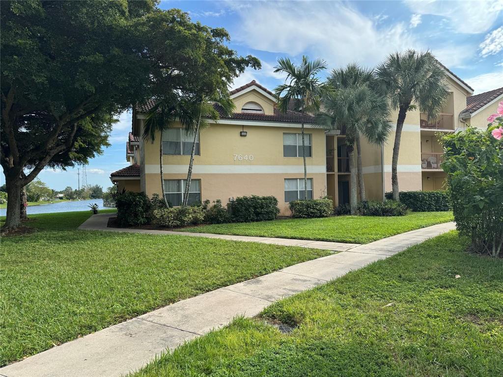 Listing photo 2 for 7640 Westwood Drive Unit#402, Tamarac, FL, 33321