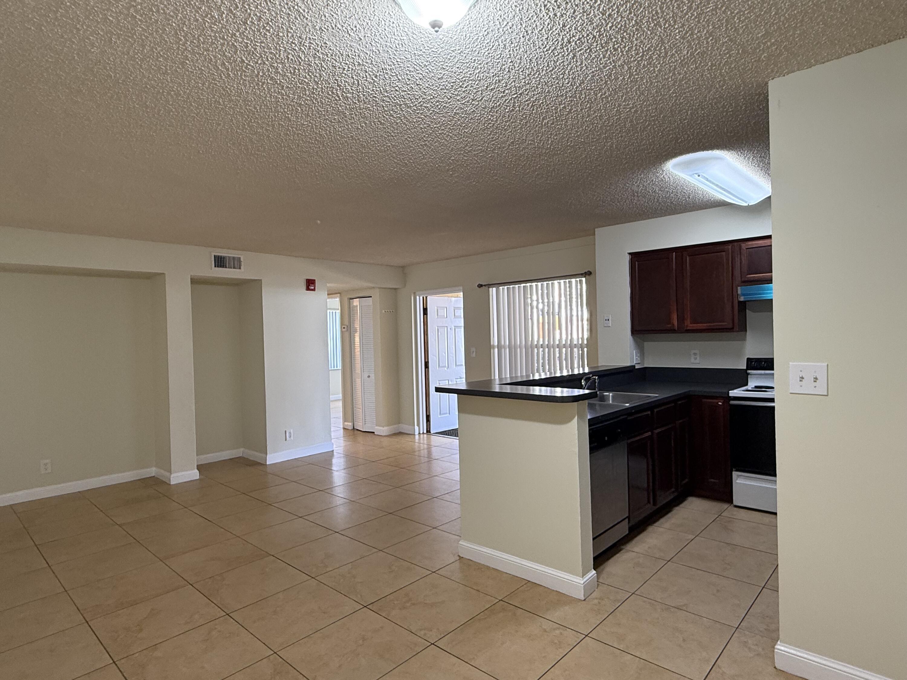 Listing photo 4 for 7640 Westwood Drive Unit#402, Tamarac, FL, 33321