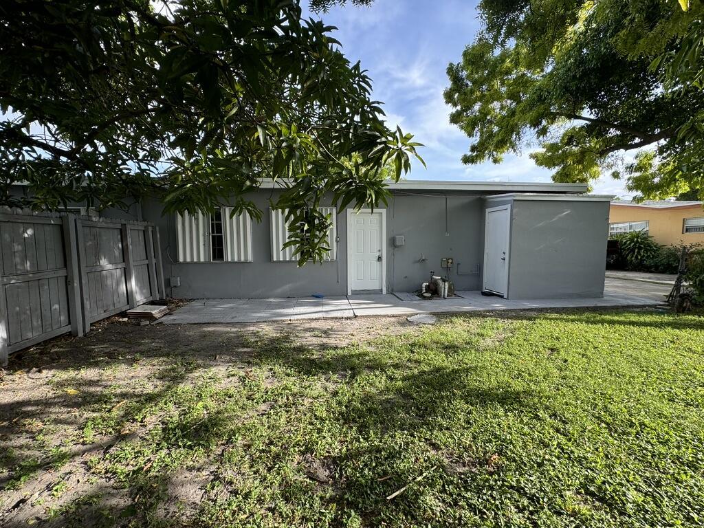 Listing photo 2 for 7021 NW 15th Street Unit#B, Plantation, FL, 33313