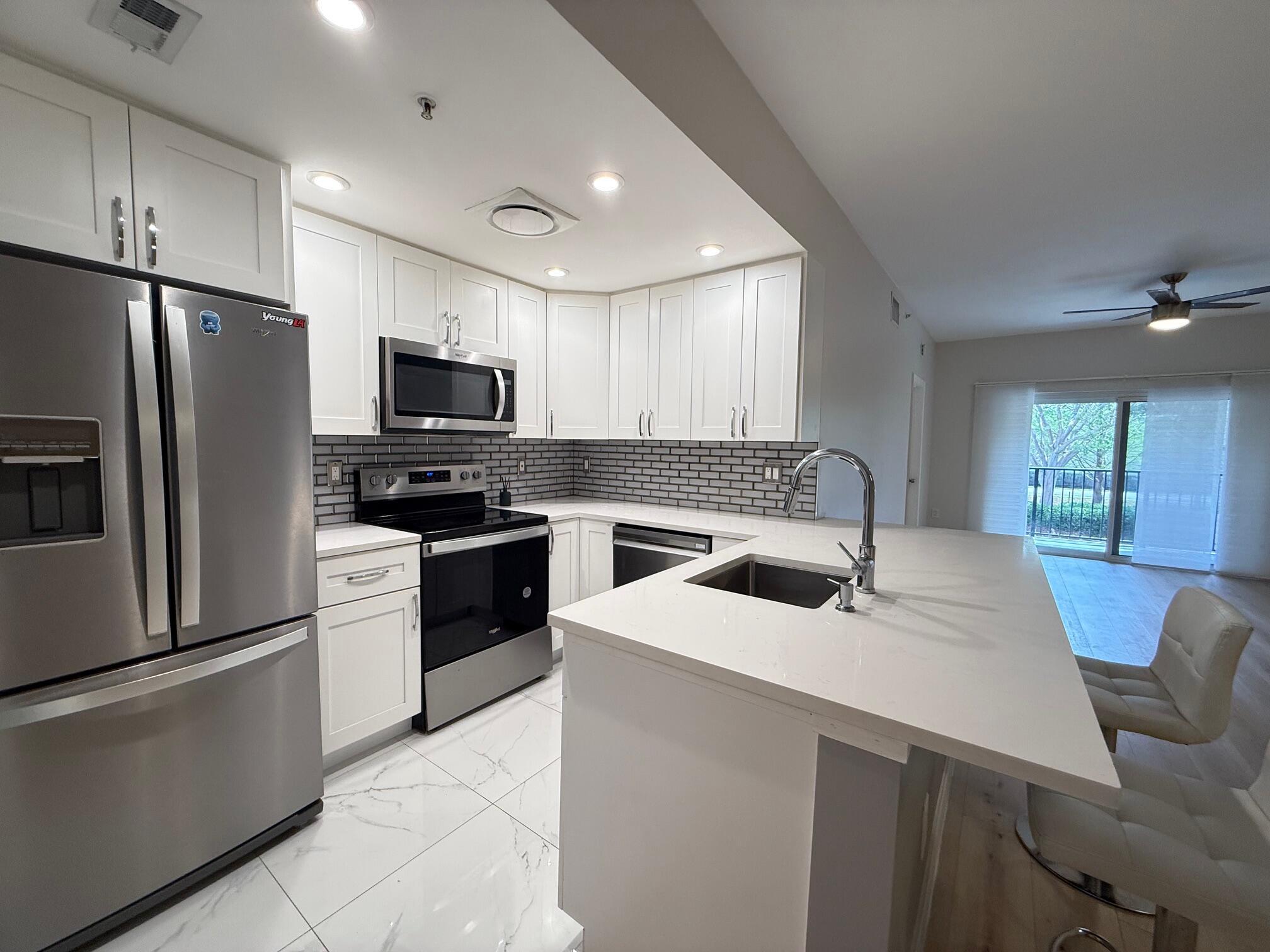 Listing photo 2 for 5860 W Sample Road Unit#202, Coral Springs, FL, 33067