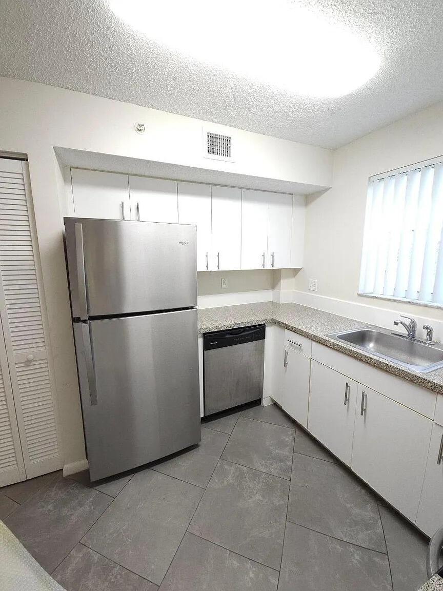 Listing photo 3 for 751 N Pine Island Road Unit#205, Plantation, FL, 33324