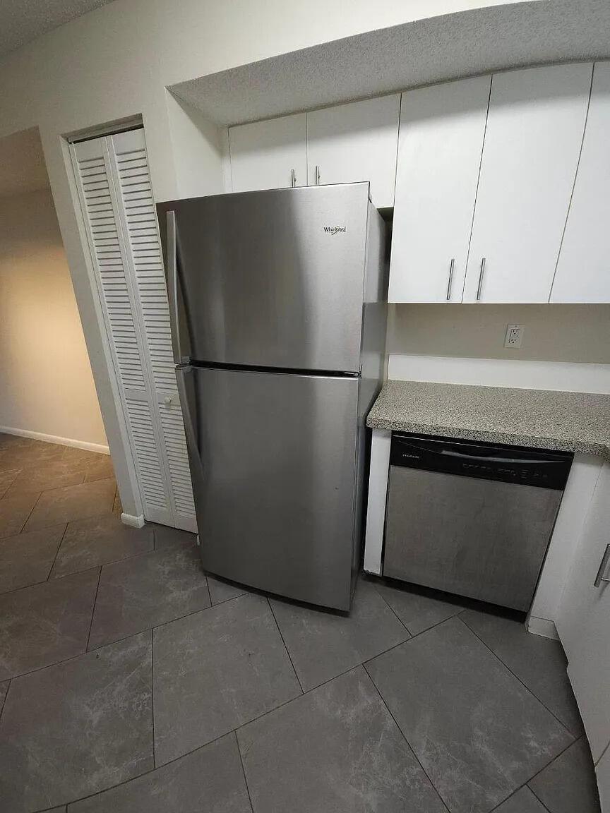 Listing photo 4 for 751 N Pine Island Road Unit#205, Plantation, FL, 33324