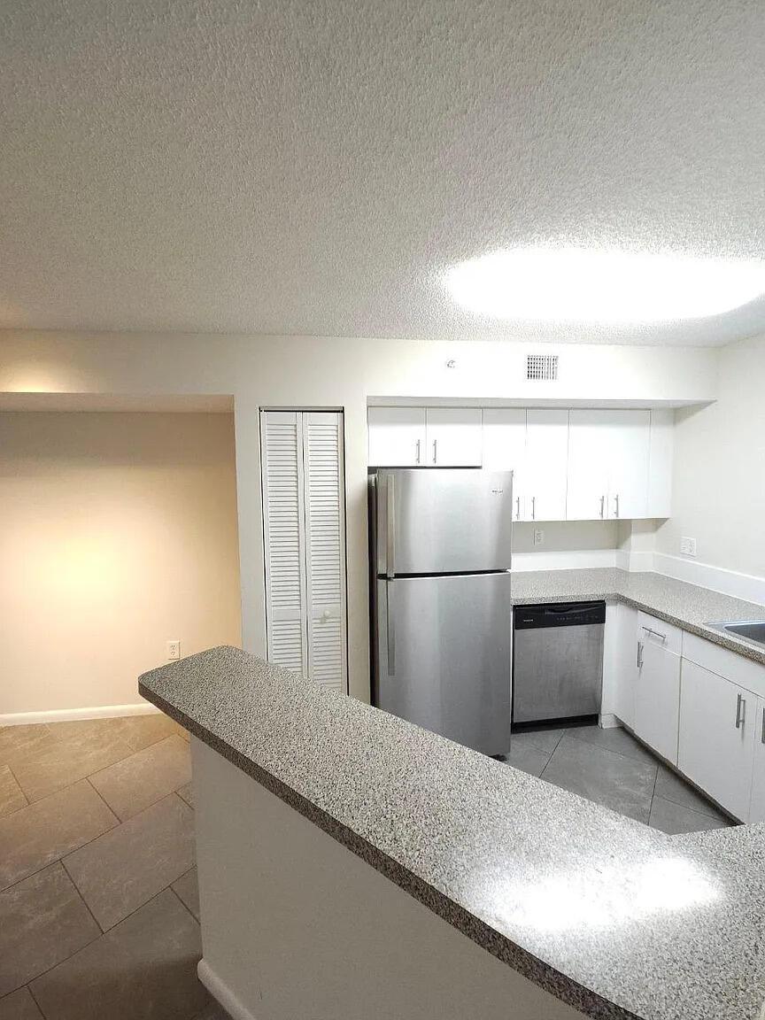 Listing photo 5 for 751 N Pine Island Road Unit#205, Plantation, FL, 33324