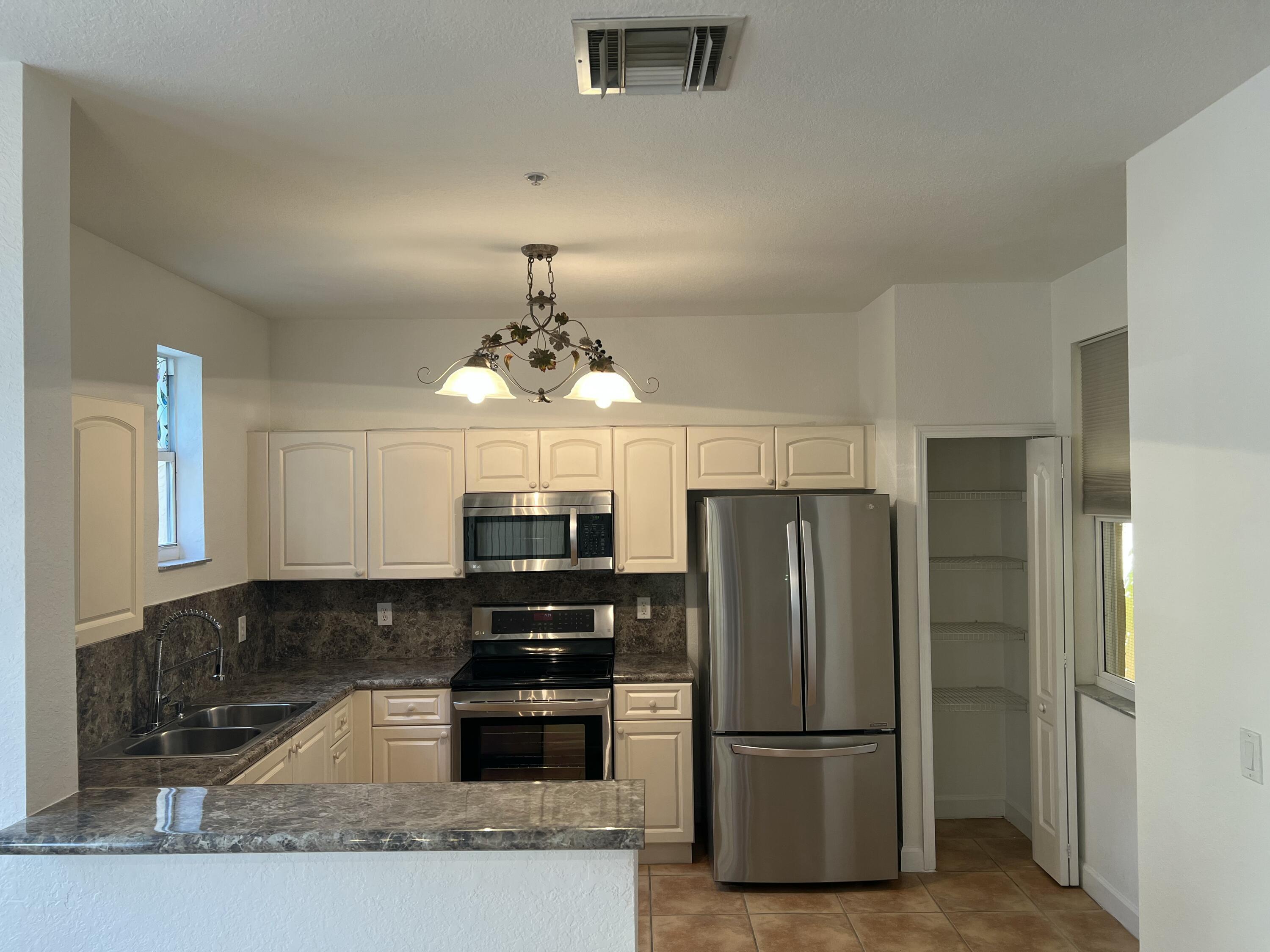 Listing photo 3 for 150 Jacaranda Country Club Drive Unit#102, Plantation, FL, 33324