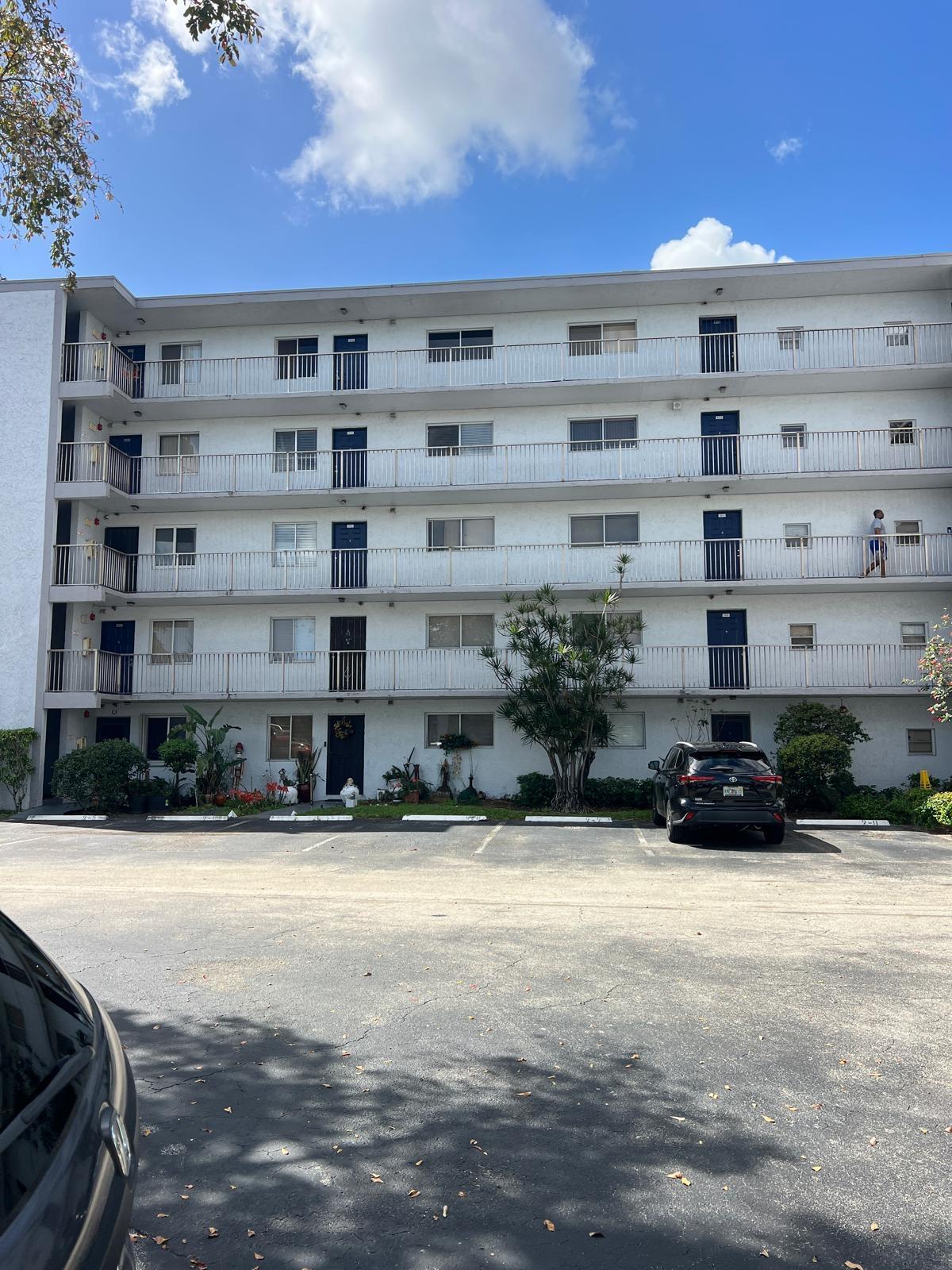 Listing photo 3 for 8600 N Sherman Circle Unit#502, Miramar, FL, 33025