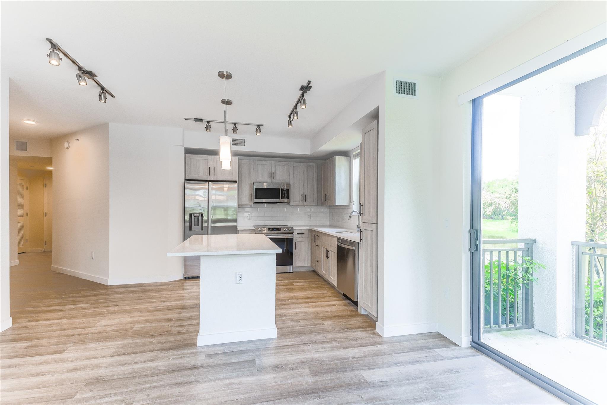 Listing photo 3 for 8894 44th Street Unit#8-103, Sunrise, FL, 33351