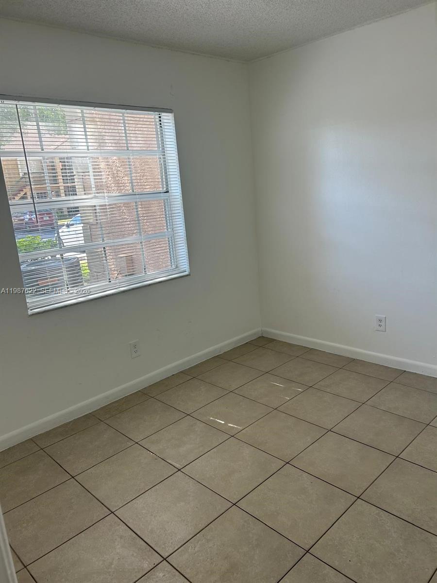 Listing photo 2 for 10425 NW 8th St Unit#103, Pembroke Pines, FL, 33026
