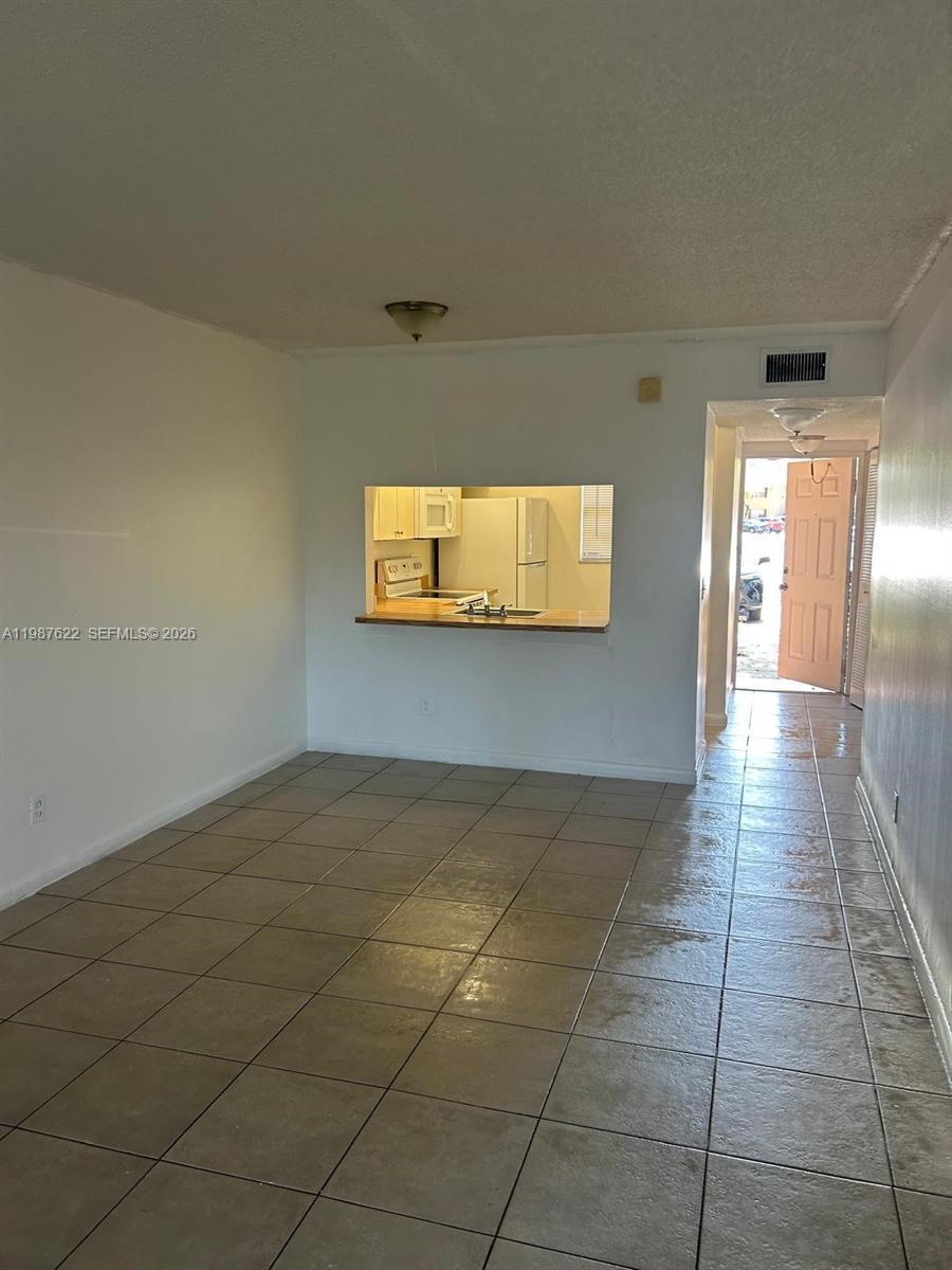 Listing photo 3 for 10425 NW 8th St Unit#103, Pembroke Pines, FL, 33026