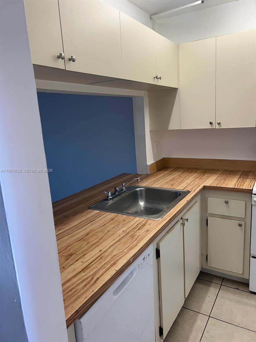 Listing photo 4 for 10425 NW 8th St Unit#103, Pembroke Pines, FL, 33026