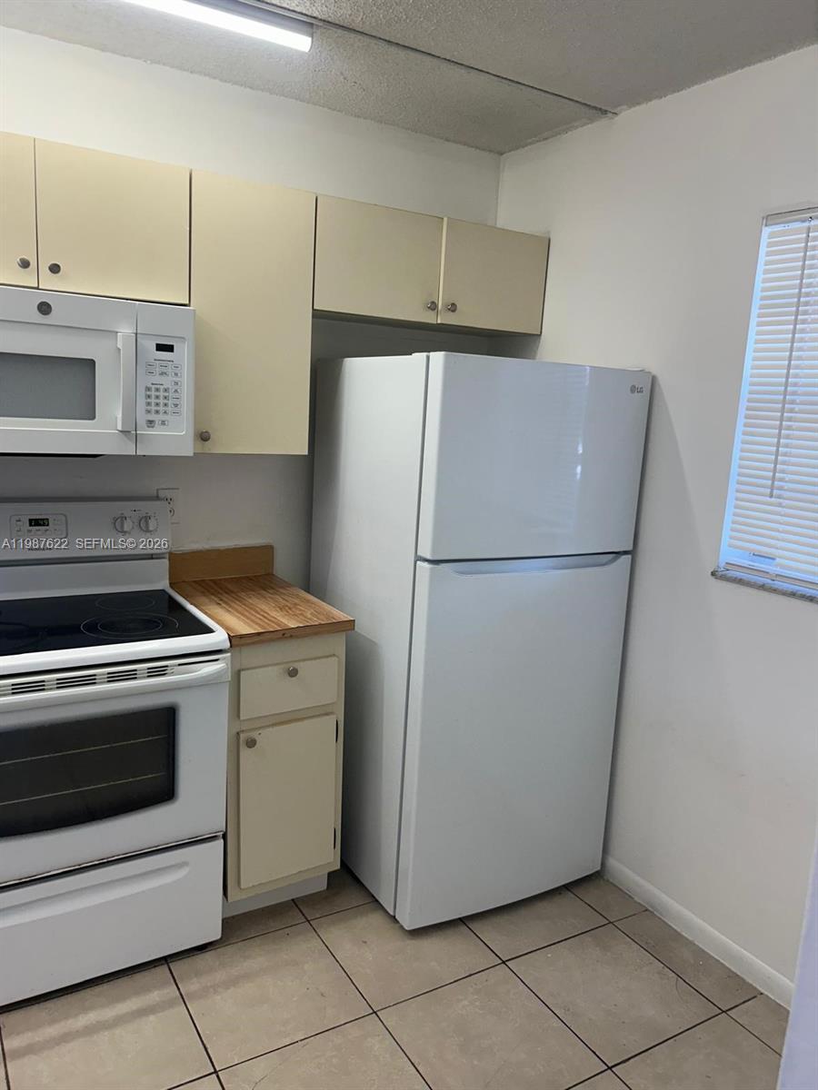 Listing photo 5 for 10425 NW 8th St Unit#103, Pembroke Pines, FL, 33026