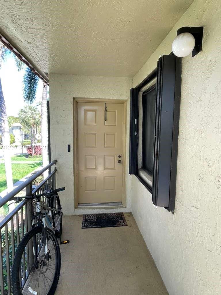 Listing photo 5 for 436 Lakeview Dr Unit#206, Weston, FL, 33326