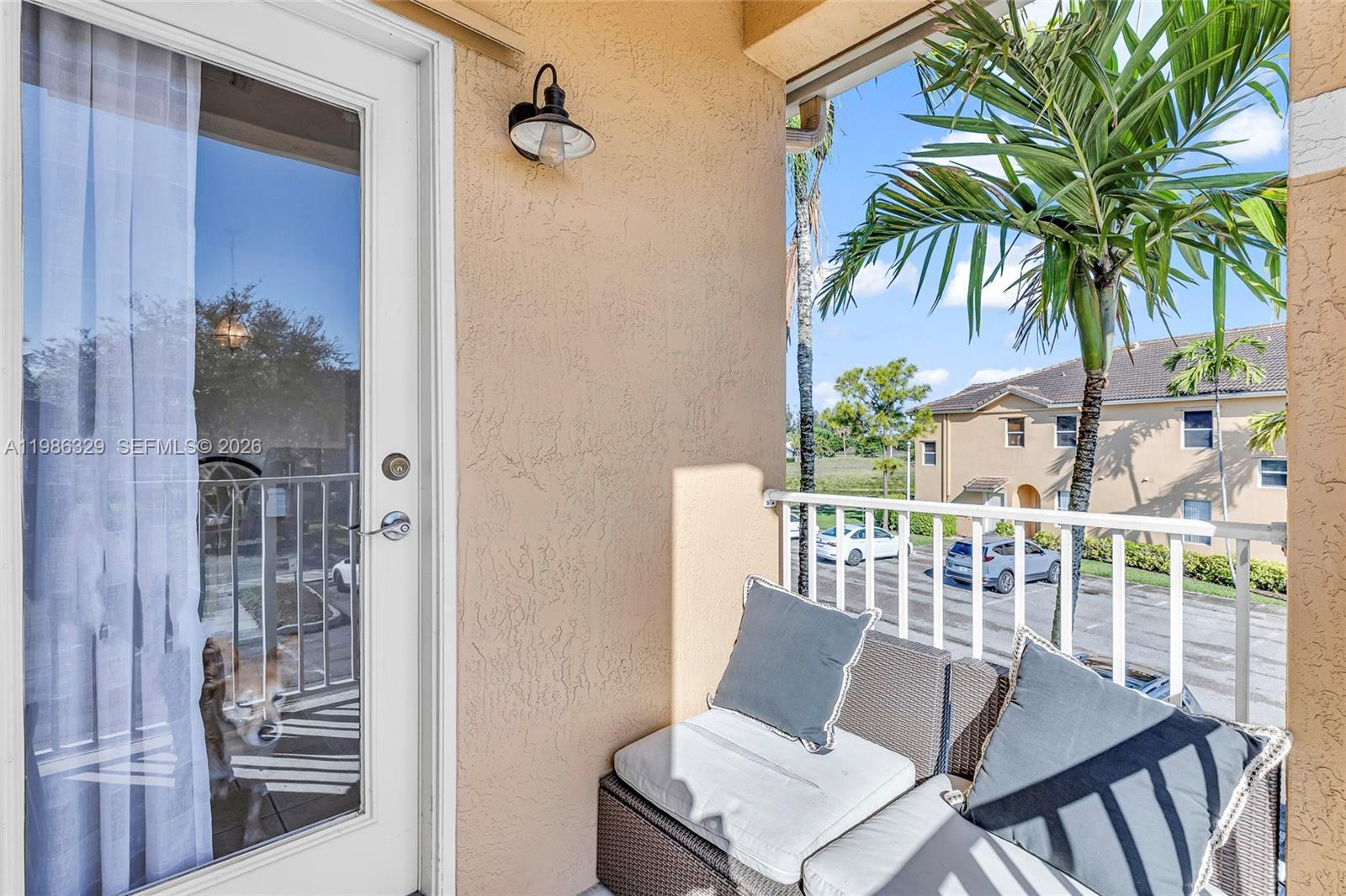 Listing photo 3 for 2905 Crestwood Ter Unit#3203, Margate, FL, 33063