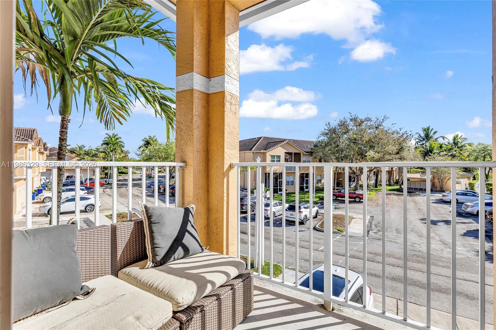 Listing photo 4 for 2905 Crestwood Ter Unit#3203, Margate, FL, 33063