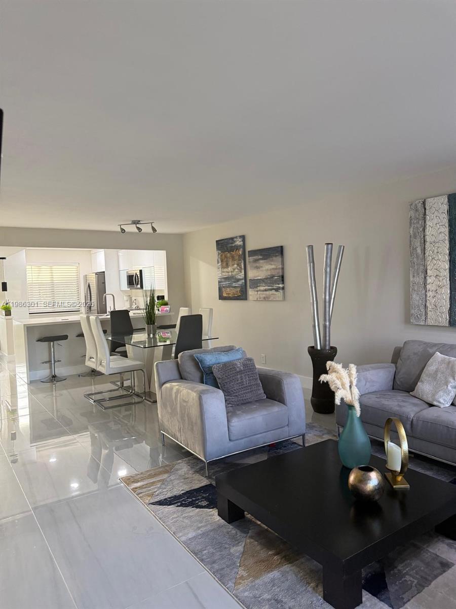 Listing photo 2 for 436 Lakeview Dr Unit#205, Weston, FL, 33326