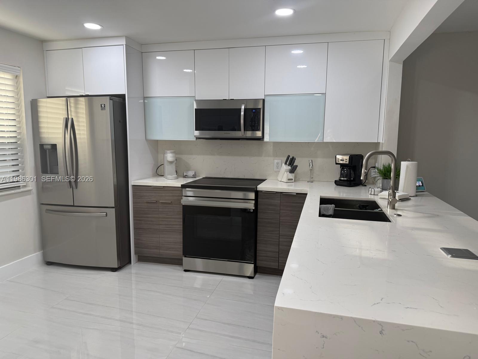 Listing photo 3 for 436 Lakeview Dr Unit#205, Weston, FL, 33326
