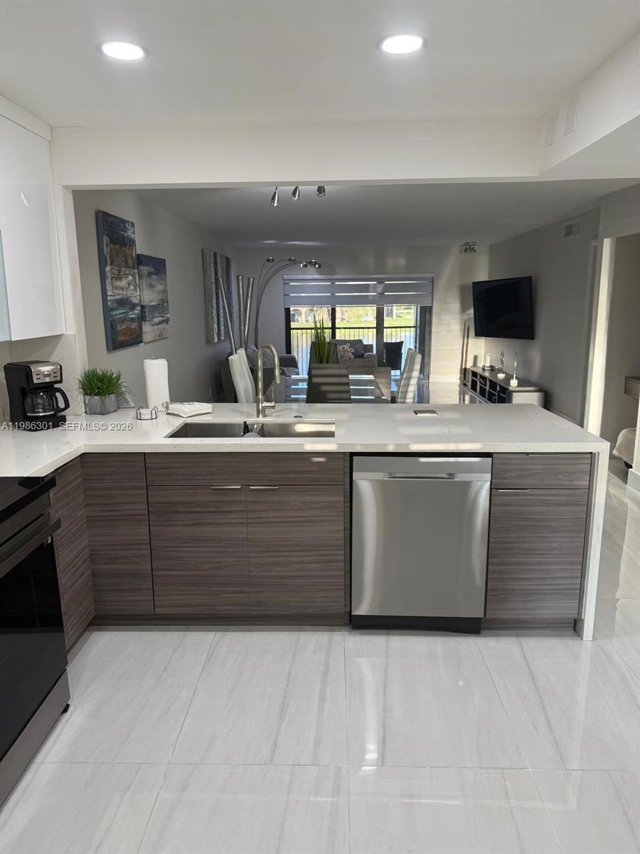 Listing photo 4 for 436 Lakeview Dr Unit#205, Weston, FL, 33326