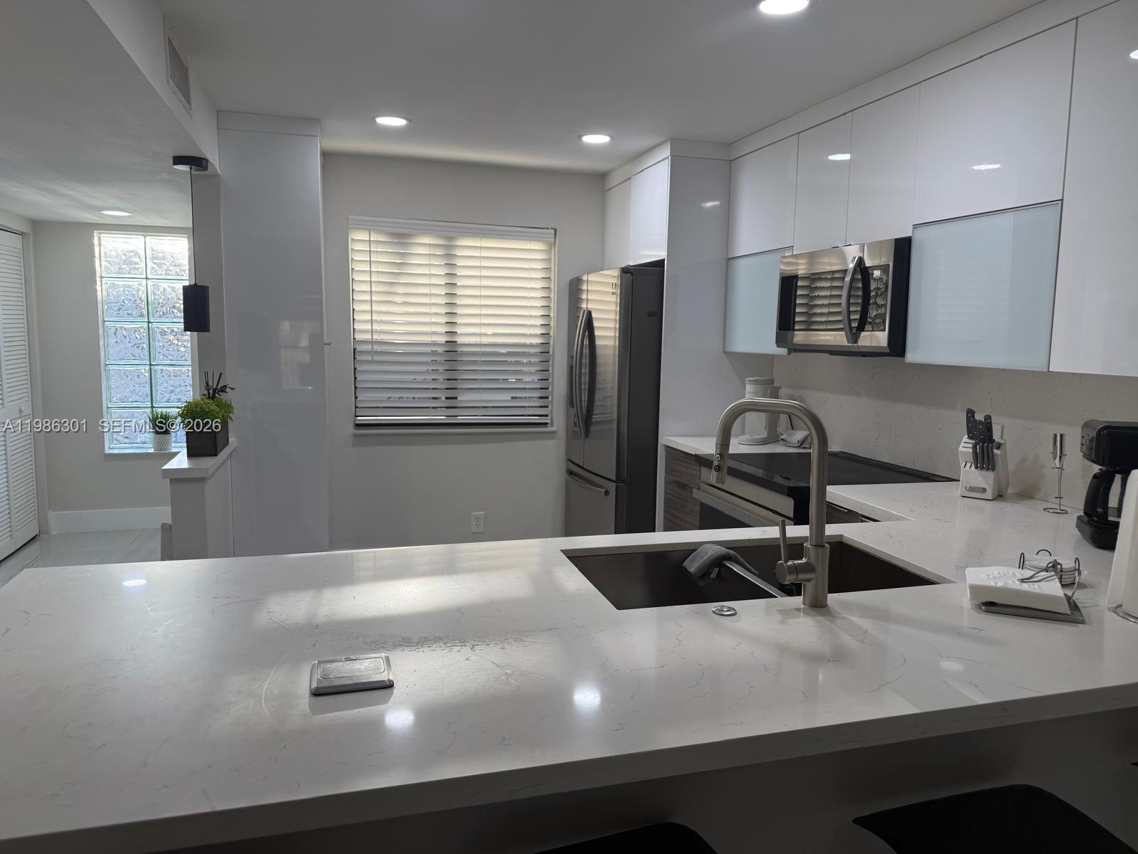 Listing photo 5 for 436 Lakeview Dr Unit#205, Weston, FL, 33326