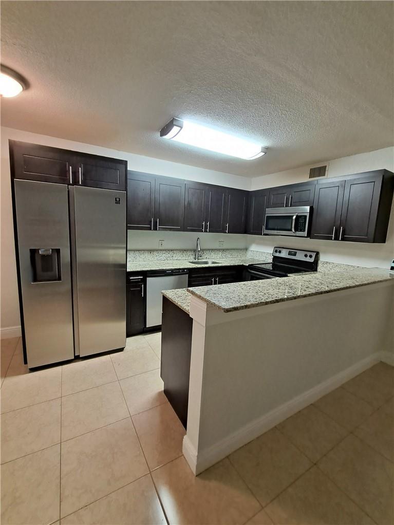 Listing photo 5 for 9838 Nob Hill Court Unit#9838, Sunrise, FL, 33351