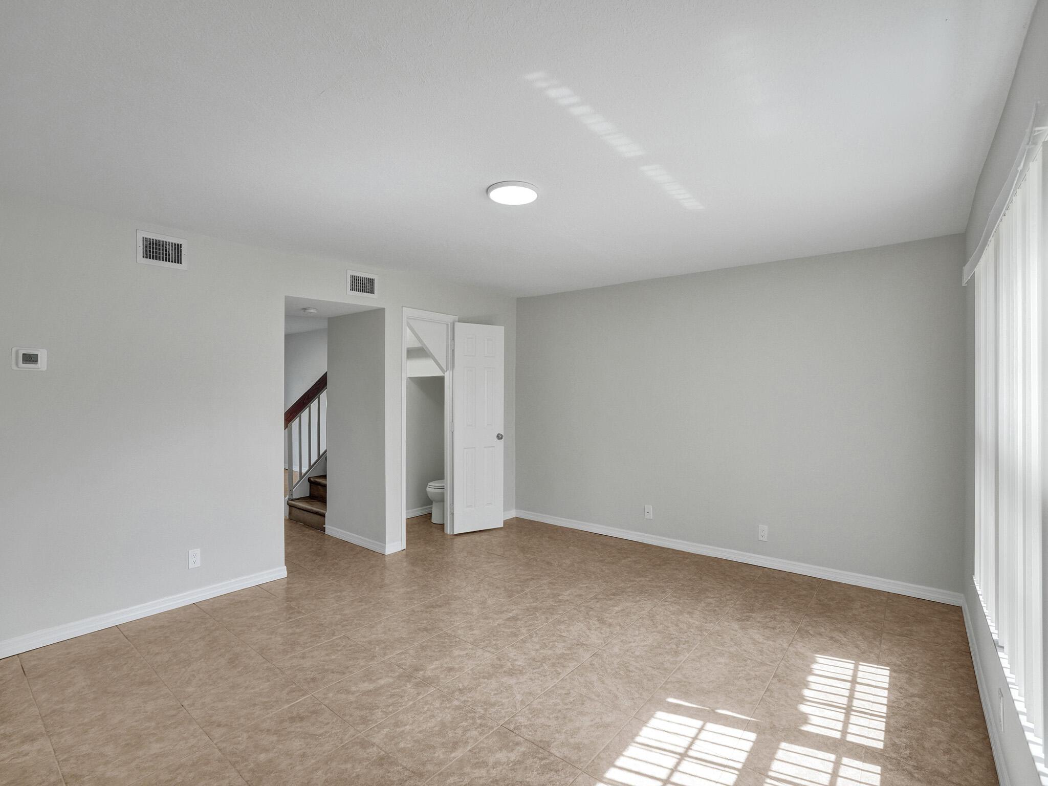Listing photo 5 for 8503 NW 35th Court Unit#5, Coral Springs, FL, 33065