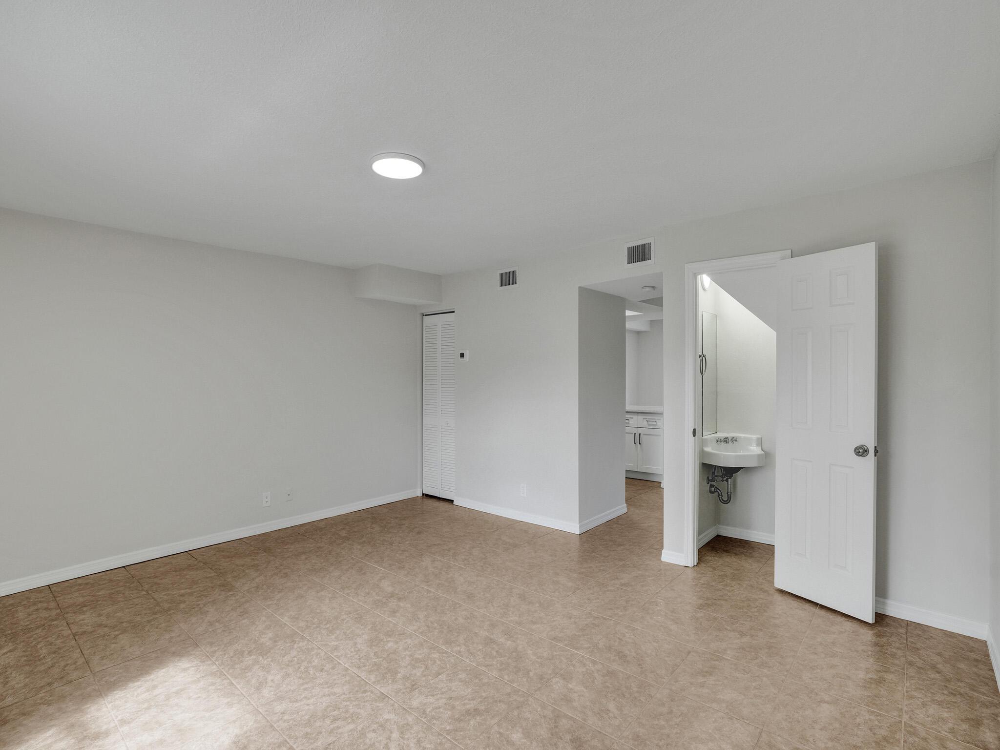Listing photo 6 for 8503 NW 35th Court Unit#5, Coral Springs, FL, 33065