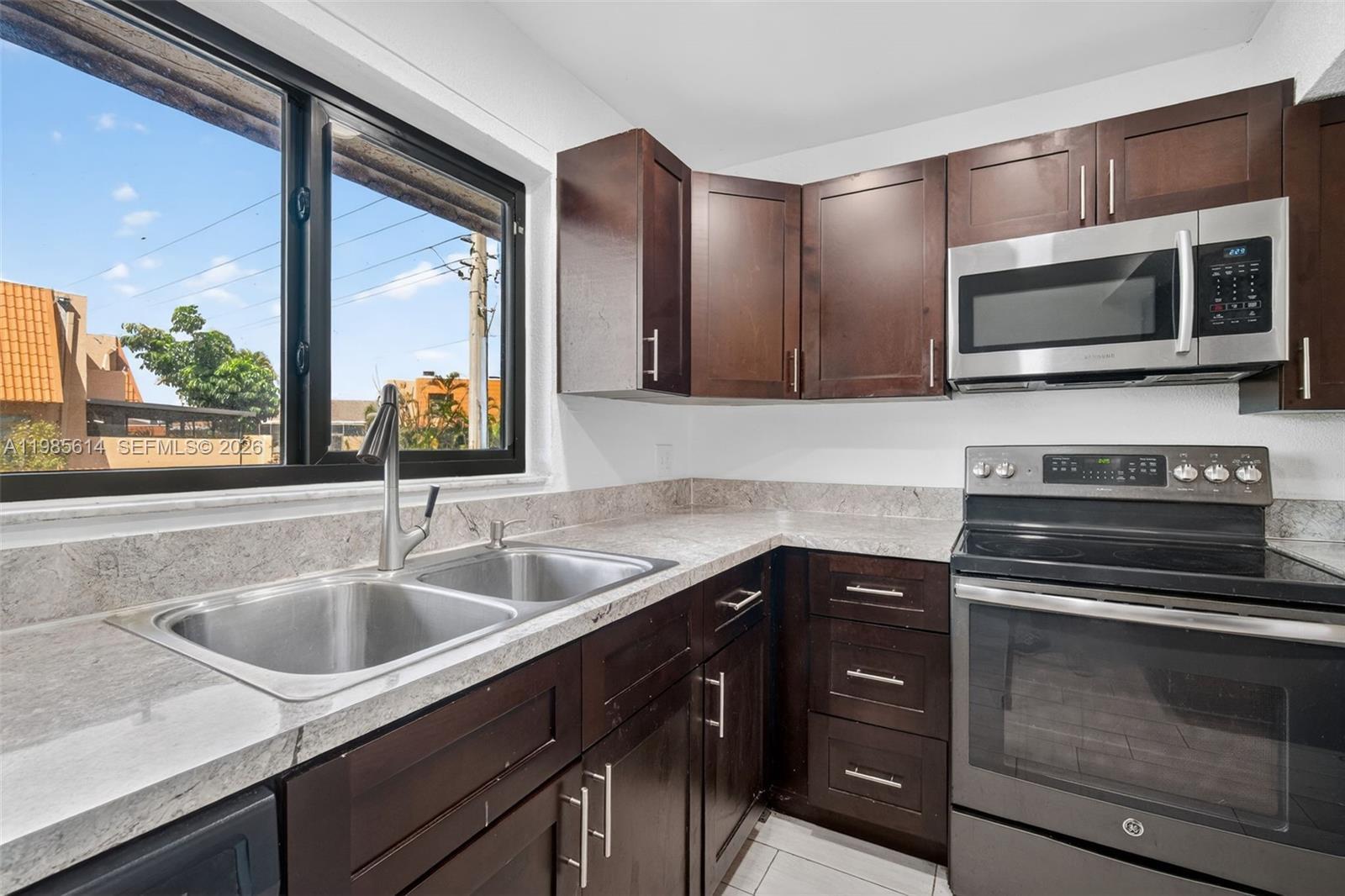 Listing photo 2 for 1451 NW 92nd Ave Unit#191, Pembroke Pines, FL, 33024