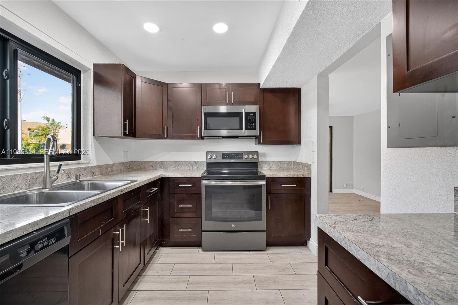 Listing photo 3 for 1451 NW 92nd Ave Unit#191, Pembroke Pines, FL, 33024