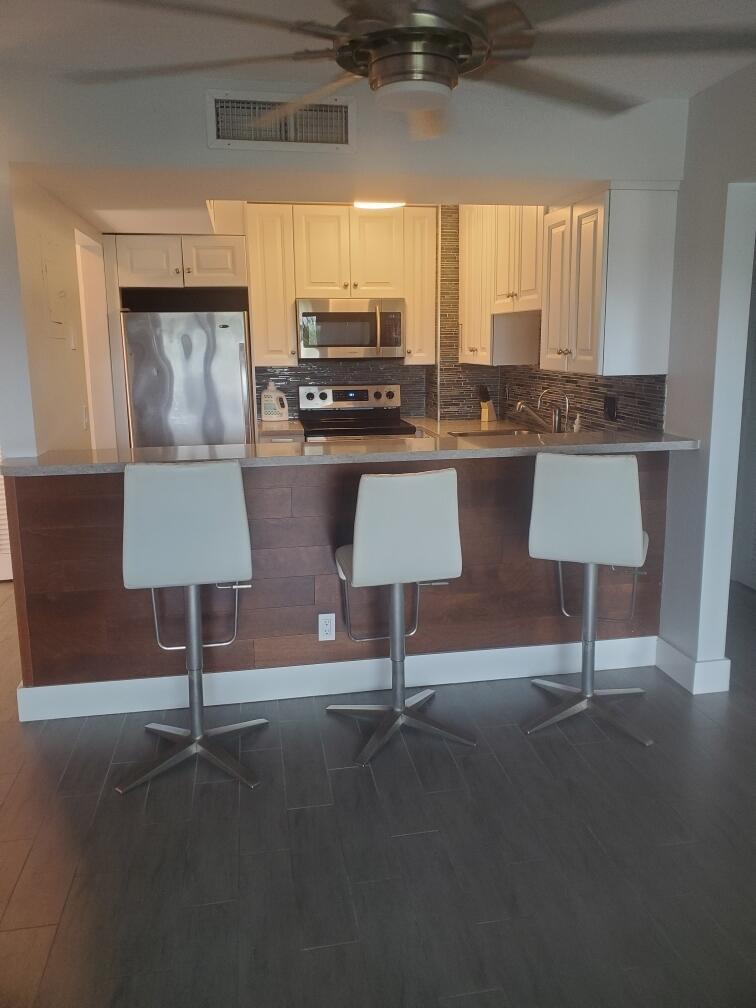 Listing photo 3 for 610 Tennis Club Drive Unit#403, Fort Lauderdale, FL, 33311