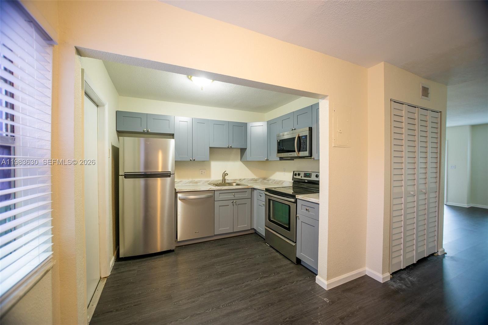 Listing photo 2 for 4803 NW 9th Dr Unit#4803, Plantation, FL, 33317