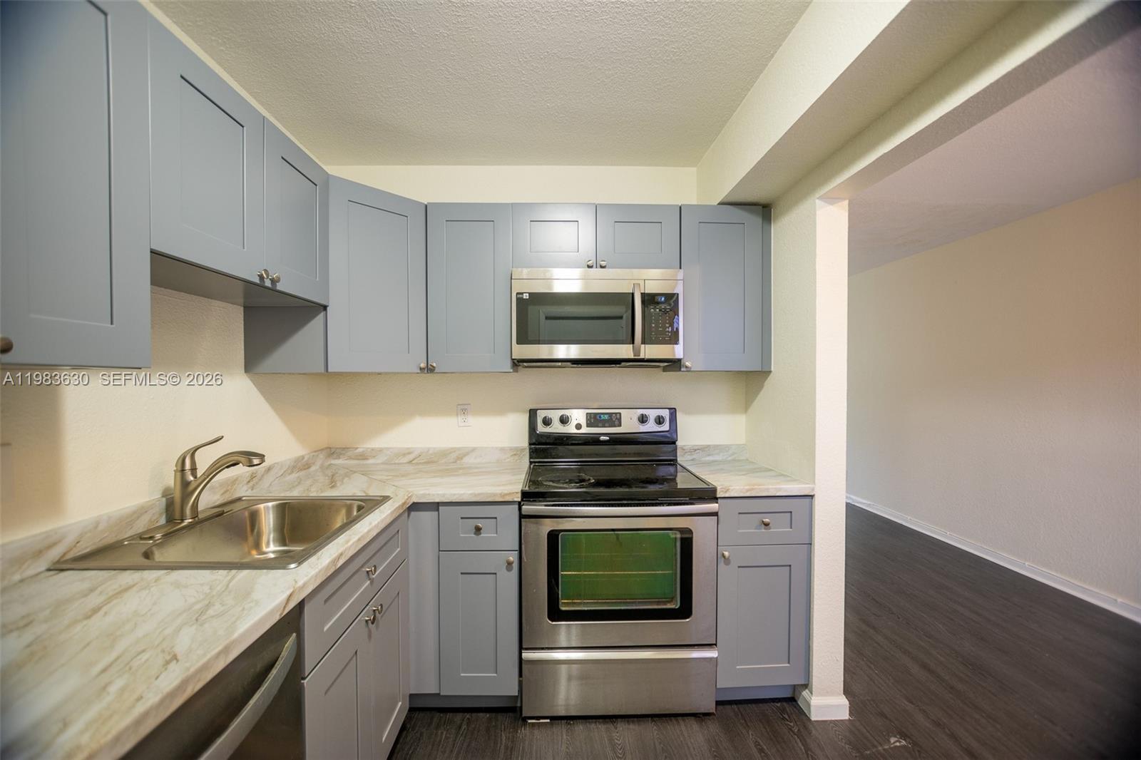 Listing photo 5 for 4803 NW 9th Dr Unit#4803, Plantation, FL, 33317