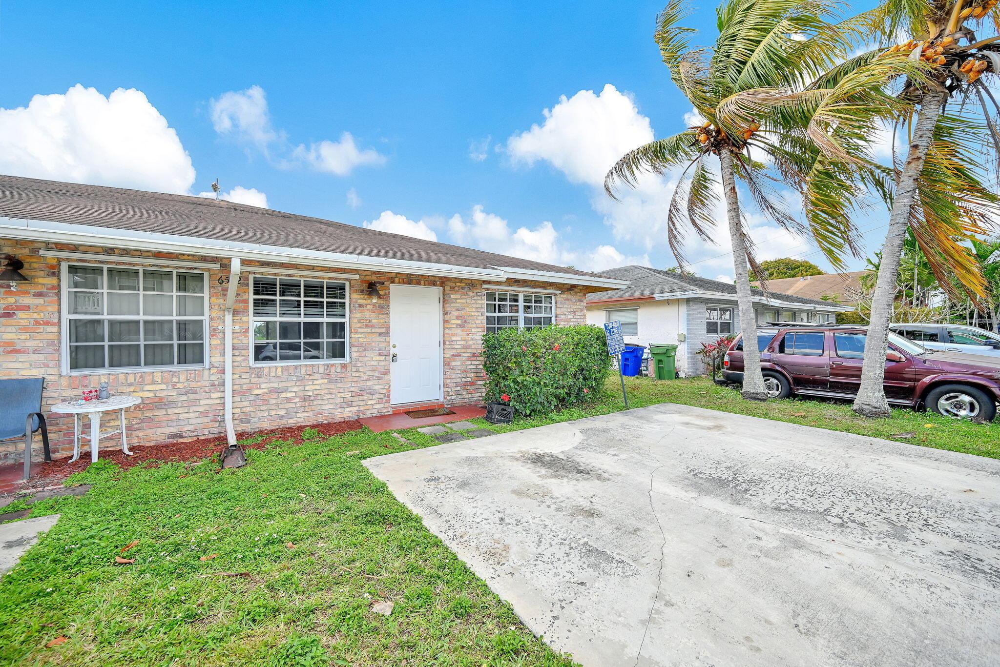 Listing photo 5 for 6542 NW 24th Court Unit#W, Margate, FL, 33063