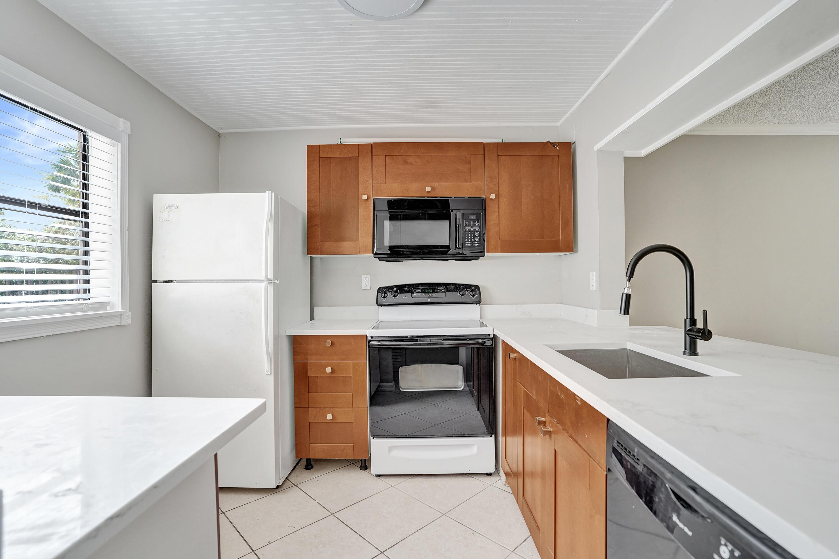 Listing photo 3 for 10585 Royal Palm Boulevard Unit#10585, Coral Springs, FL, 33065