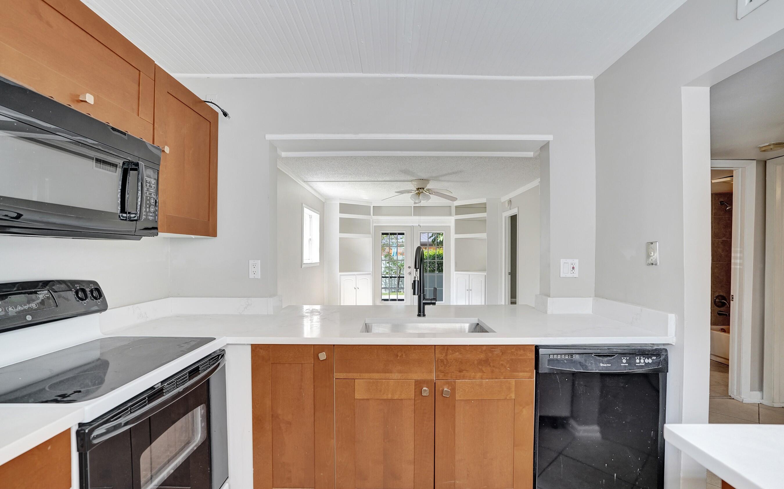 Listing photo 4 for 10585 Royal Palm Boulevard Unit#10585, Coral Springs, FL, 33065