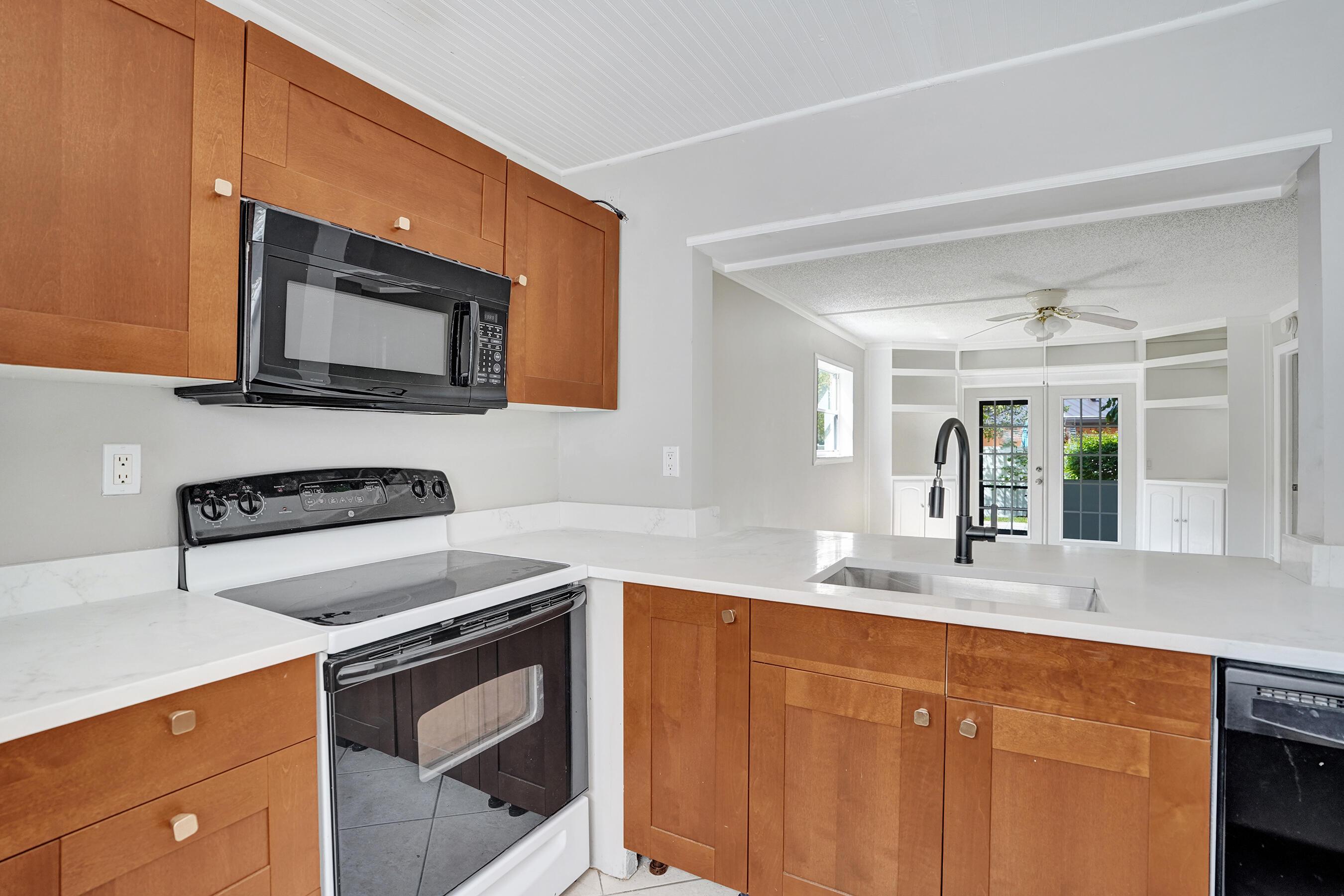 Listing photo 5 for 10585 Royal Palm Boulevard Unit#10585, Coral Springs, FL, 33065