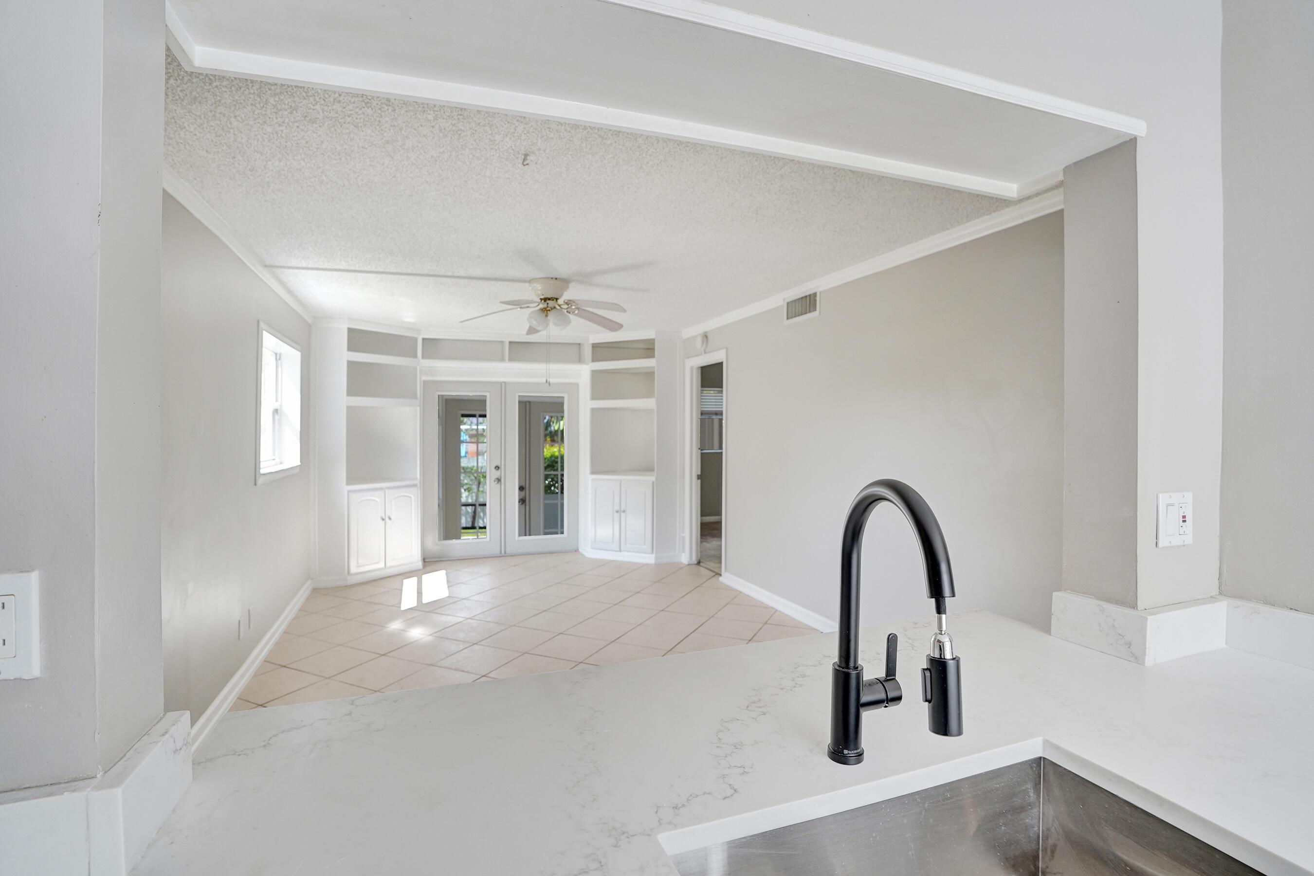 Listing photo 6 for 10585 Royal Palm Boulevard Unit#10585, Coral Springs, FL, 33065