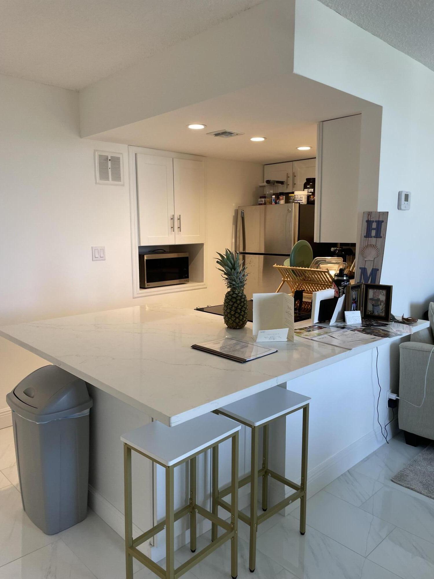 Listing photo 4 for 1731 SE 15th Street Unit#505, Fort Lauderdale, FL, 33316