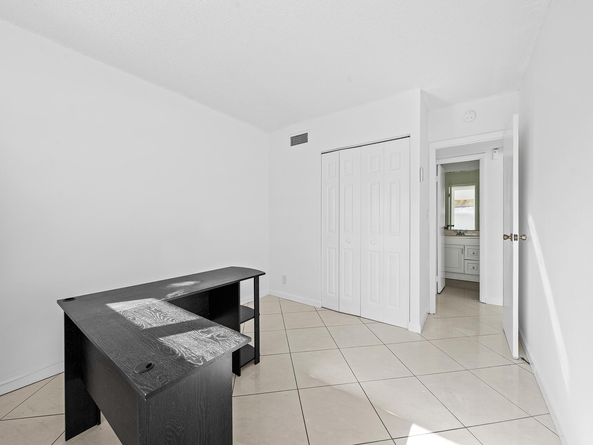 Listing photo 2 for 1  Jacaranda Country Club Drive Unit#202, Plantation, FL, 33324