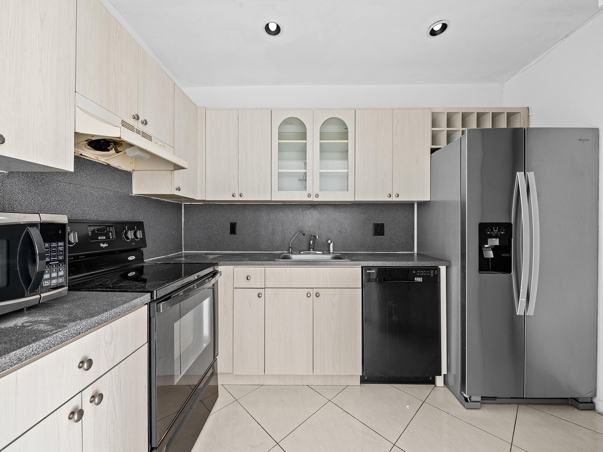 Listing photo 4 for 1  Jacaranda Country Club Drive Unit#202, Plantation, FL, 33324