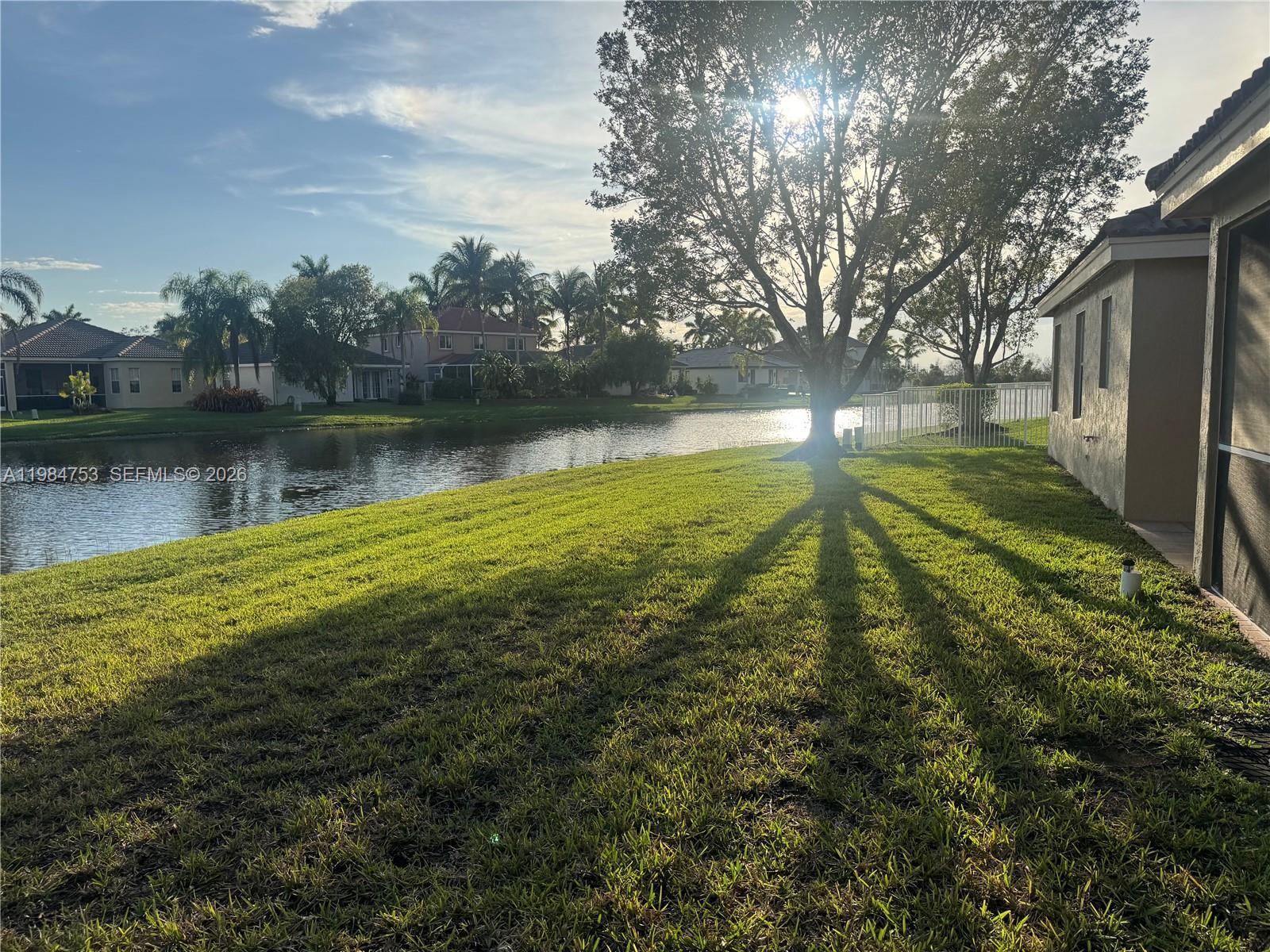 Listing photo 2 for 1918 Andromeda Ln Unit#1918, Weston, FL, 33327