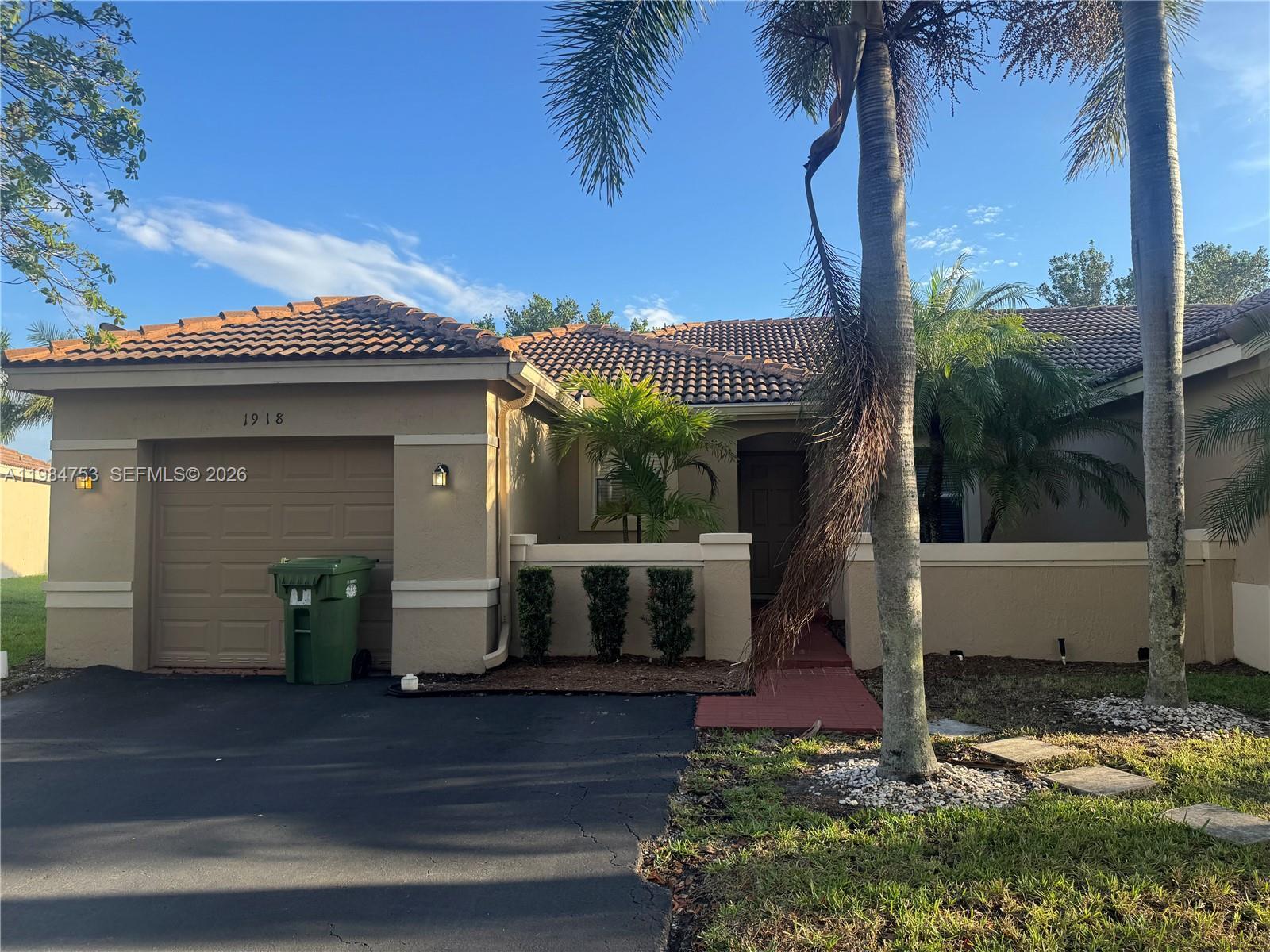 Listing photo 3 for 1918 Andromeda Ln Unit#1918, Weston, FL, 33327