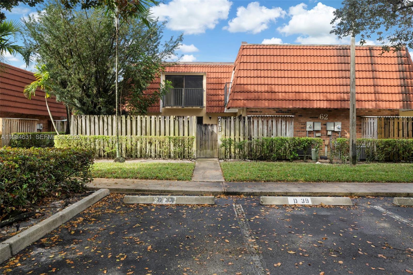 Listing photo 3 for 713 NW 99th Cir, Plantation, FL, 33324