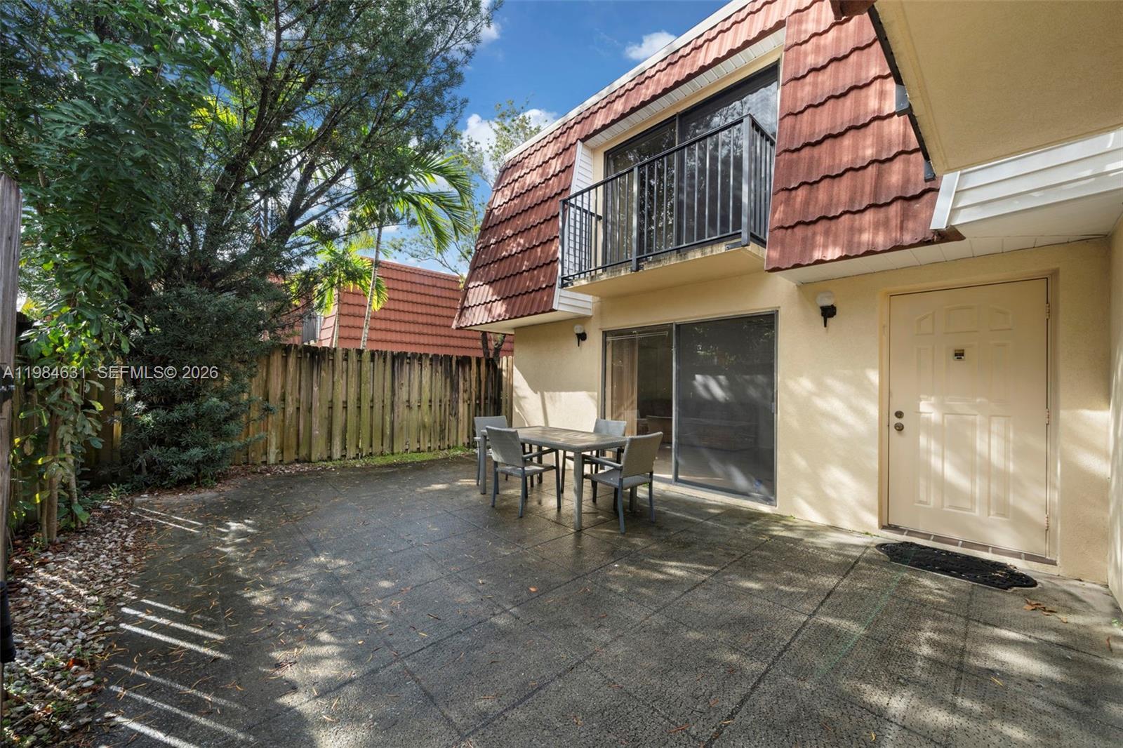 Listing photo 4 for 713 NW 99th Cir, Plantation, FL, 33324