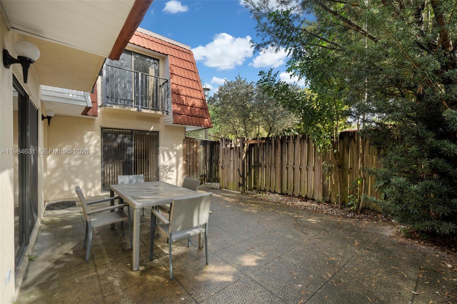 Listing photo 5 for 713 NW 99th Cir, Plantation, FL, 33324