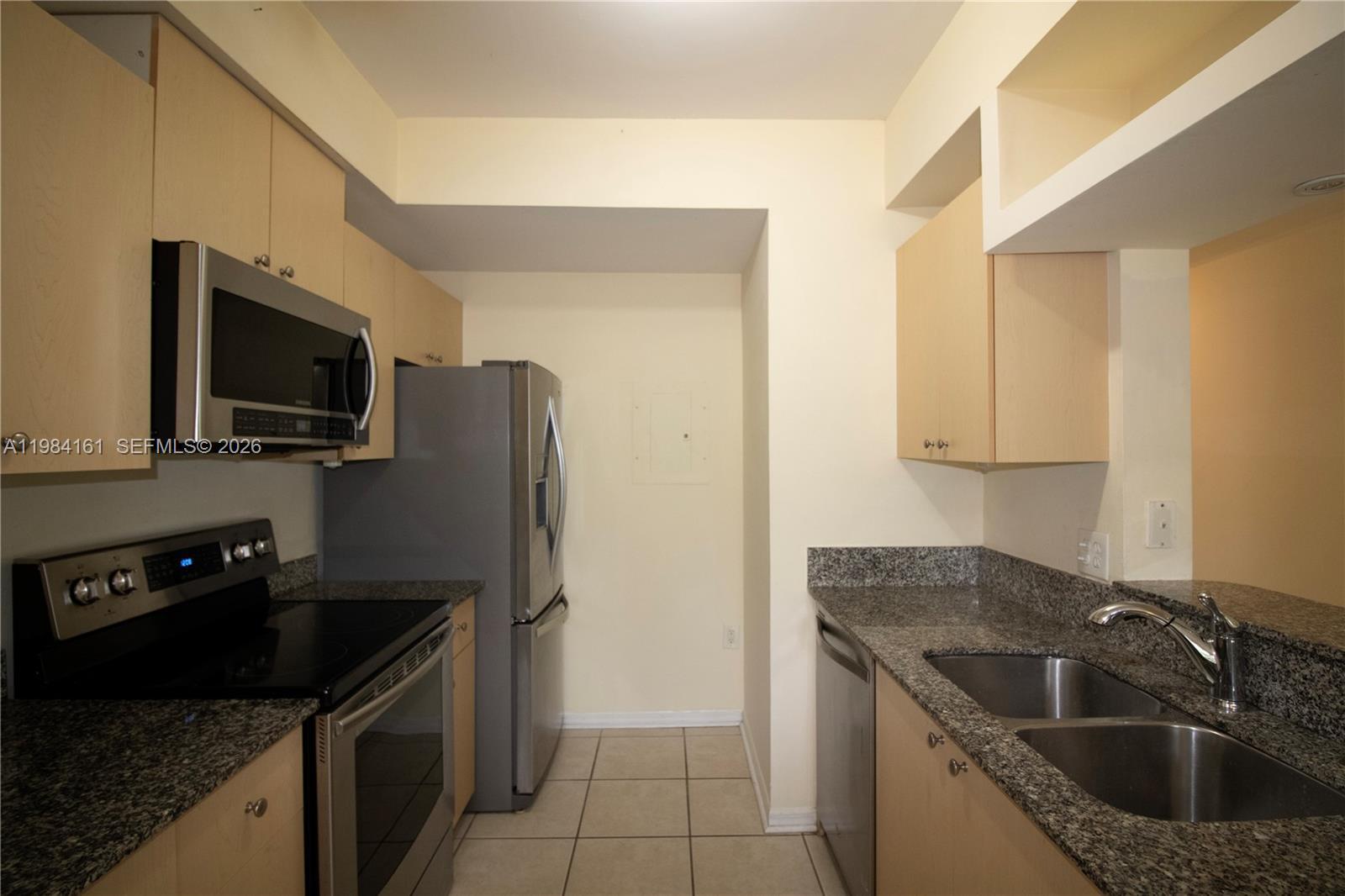Listing photo 2 for 2469 Centergate Dr Unit#204, Miramar, FL, 33025