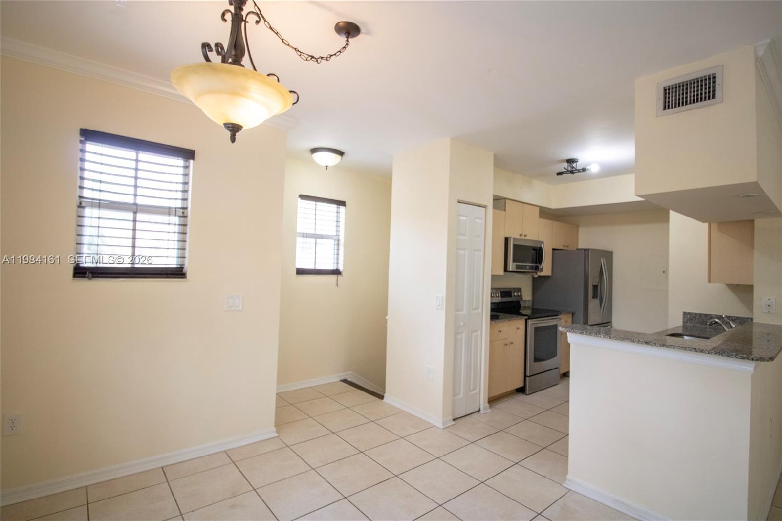 Listing photo 5 for 2469 Centergate Dr Unit#204, Miramar, FL, 33025