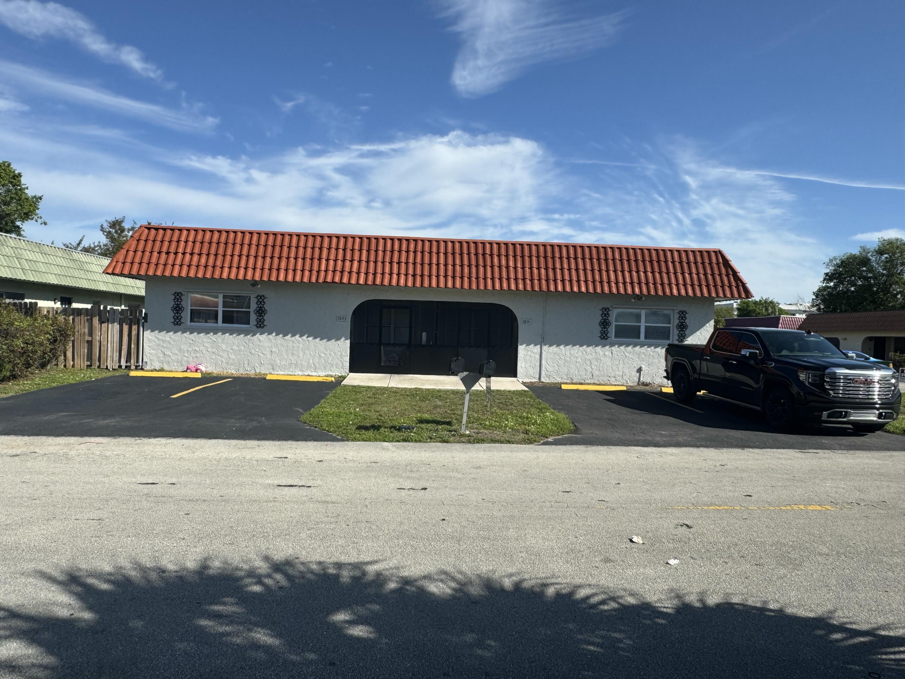 Listing photo 3 for 7801 NW 70th Court, Tamarac, FL, 33321