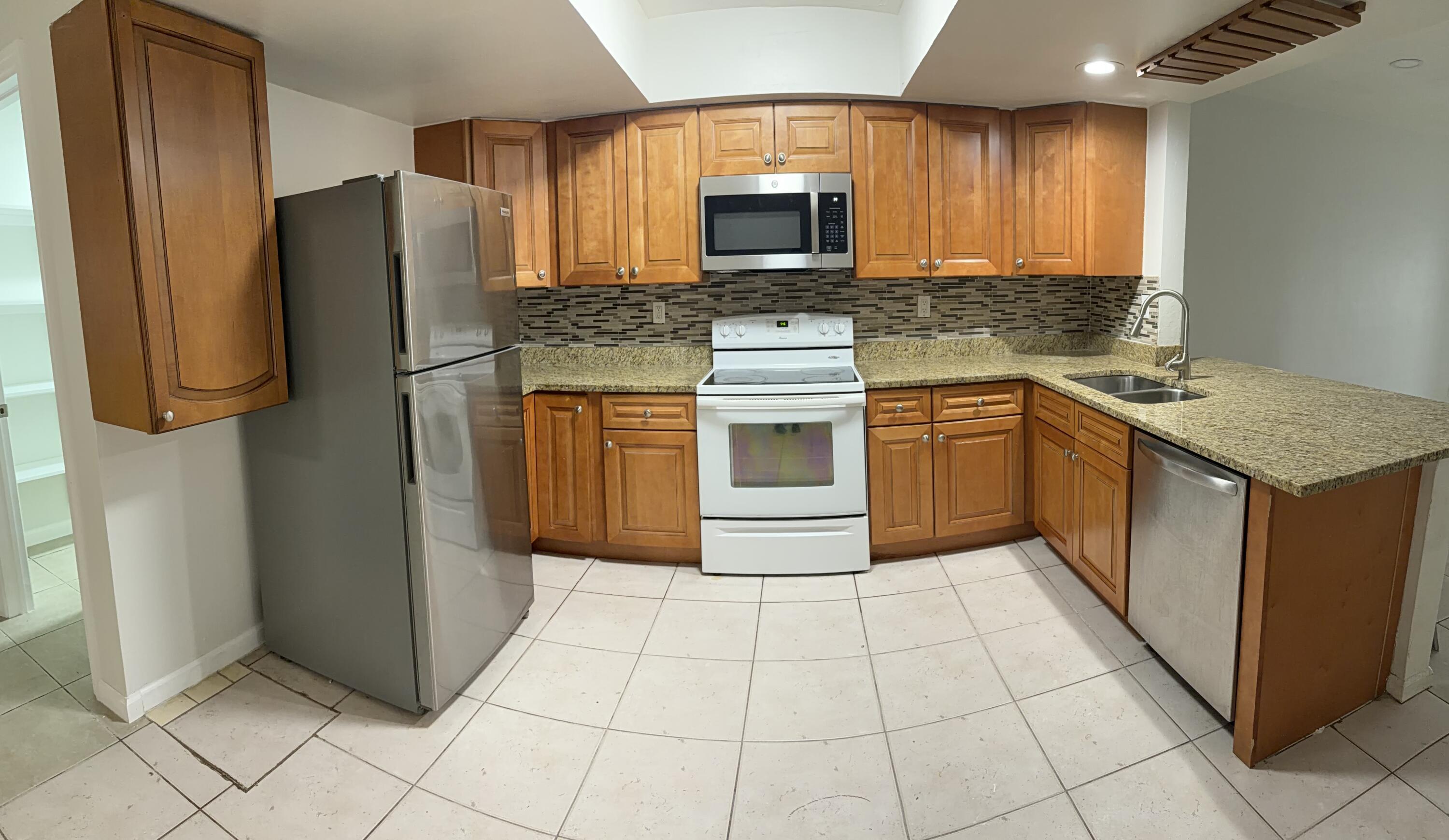 Listing photo 5 for 7801 NW 70th Court, Tamarac, FL, 33321