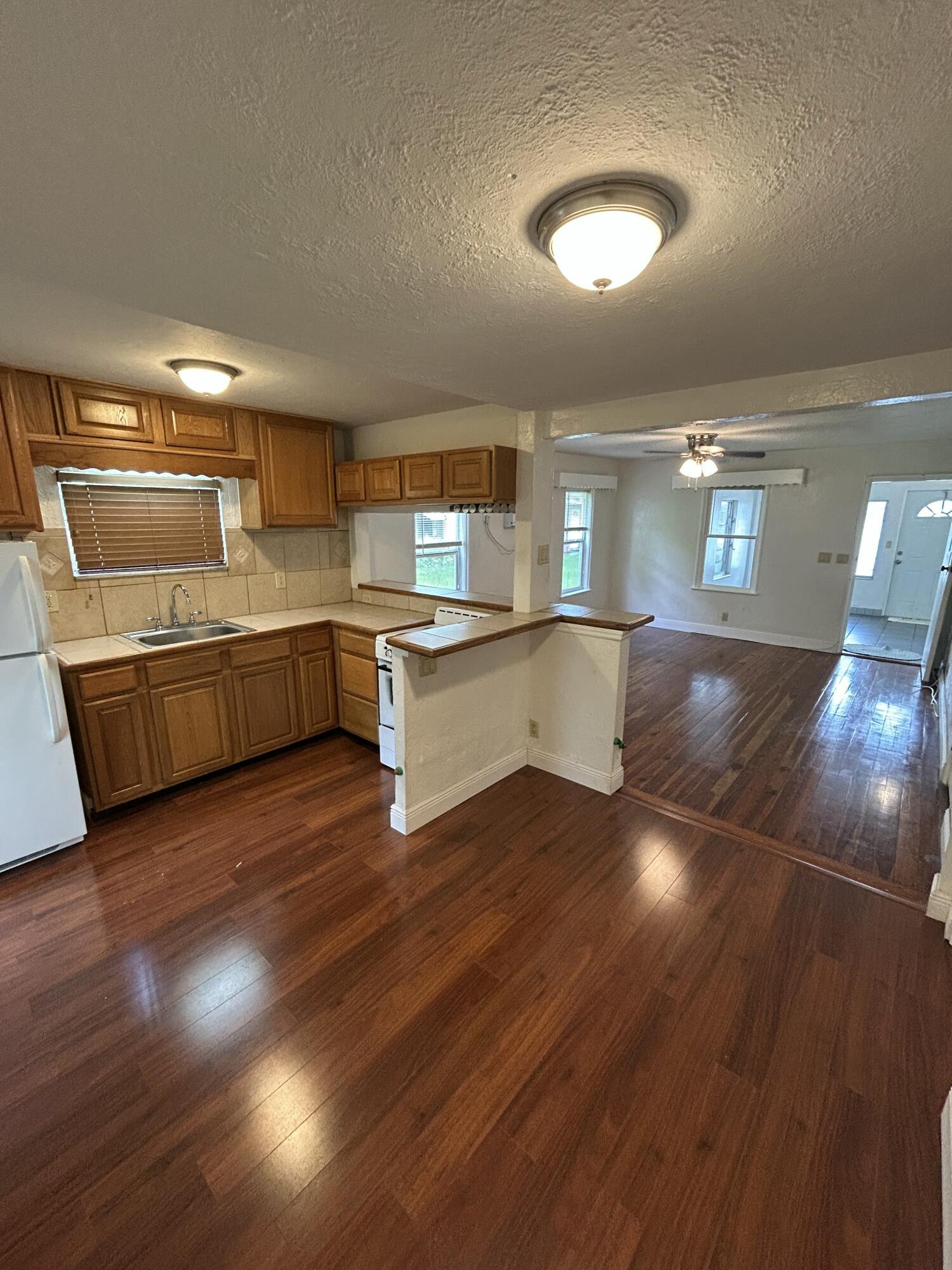 Listing photo 3 for 710 SE 16th Street Unit#A, Fort Lauderdale, FL, 33316